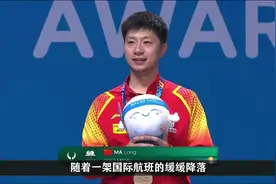 落地北京！莎莎坐路边等车，王楚钦气场全开，曼昱被老粉围观