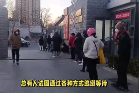奇葩!上海女子自称长得好看不想排队，与人发生争执，被警方带走视频封面