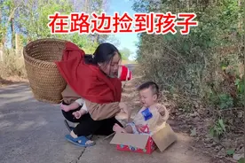 年轻妈妈在路边捡到一个孩子，可惜她自己也没能力收养，记录解说视频封面