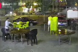 9级雷雨大风突袭广西玉林：圆木桌被吹起砸中夜市女摊主视频封面
