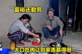 尼泊尔山区富人家大口吃肉的日子谁不羡慕呢，这么多肉一餐全吃完视频封面