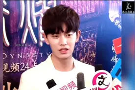 任嘉伦法尔塞不知道什么是流量小生，平时逛街真的没人找他签名吗