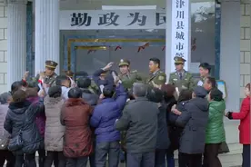 城管已被开除，还敢穿着制服乱收费，结果被抓个正着视频封面