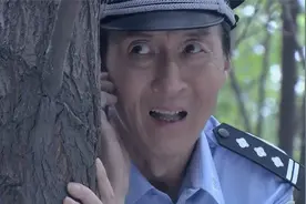目标：男子骑摩托绑着血淋淋的麻袋，警察骑自行车抓捕，精彩视频封面