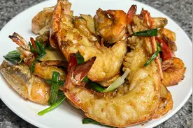 姜葱爆炒大虾做法，出锅香气扑鼻，脆嫩爽口，做法简单又好吃