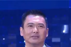 周润发一个眼神，吓得主持人说话都结巴了，台下大咖都笑了！视频封面