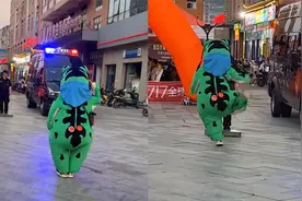 “青蛙”遇到警察疯狂敬礼，腿连环踢抡得快冒烟了，转身一刻破防视频封面