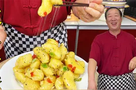 年夜饭甜品拔丝苹果，教你挂糊熬糖老配方，一气呵成，皮脆丝不断视频封面