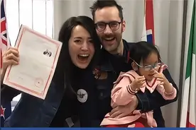 为什么美国人喜欢收养中国弃婴？美国夫妇收养的孤儿最后都怎样了视频封面