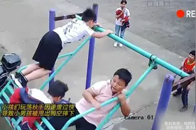 男孩玩荡秋千因速度过快，导致小男孩被甩出腾空摔下视频封面