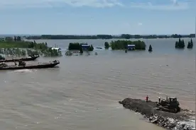 人民子弟兵全力奋战团洲垸洞庭湖一线堤防决口封堵现场视频封面