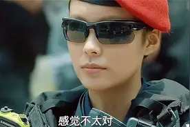 外国游客怼着特警拍照，怎料女人身份不简单视频封面