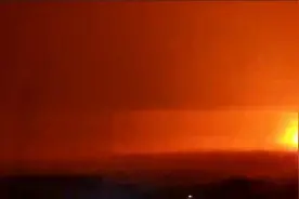 以色列再袭加沙南部，剧烈火光爆发，爆炸瞬间照亮夜空视频封面