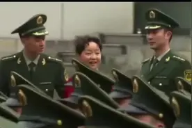 母亲到部队接受表彰殊不知牺牲的英雄竟是自己多年未见的儿子视频封面