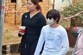 全红婵过年陪家人外出逛街，武警便衣全程随行，全妹裹得很严实视频封面