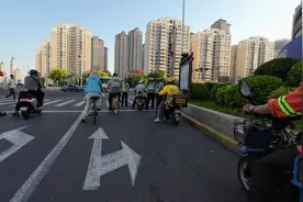 天津交警在查不带脚蹬子的电动车！可是当初车牌是谁给上的？