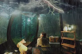 韩国美女独自在暴雨中露营，伴着电闪雷鸣，真是紧张又刺激！视频封面