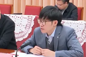 太火了！DeepSeek创始人称过年要躲起来视频封面