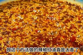 很多人做辣椒油都是直接泼油，难怪做出来不香还发苦，颜色不好看