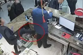 殴打酒店老板、称和副市长平级 福州一干部警告处罚改为行拘5日视频封面