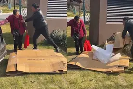 儿子陪妈妈捡纸壳边抱怨边手脚不停“我不是小老板，是大老板”视频封面