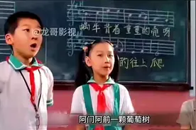 男同学在课中睡觉被老师发现了，男同学的操作直接把老师整懵了