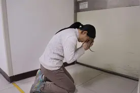 深圳一美女负债千万在菩萨面前长跪不起，犹太商人一句话让她顿悟视频封面