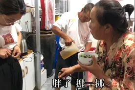 甜甜把妈妈啥“宝贝”拿来给奶奶？给完就跑！这小碎步真快视频封面