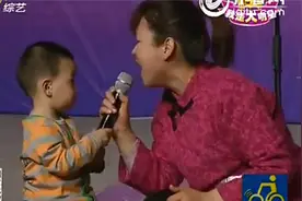 音乐：妈妈带1岁儿子上台唱歌惊艳全场，儿子台上小便乐翻全场视频封面