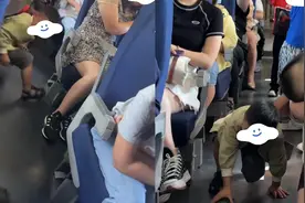 小孩趴火车地上大喊大叫，女生忍无可忍当场“发疯”，孩子秒安静视频封面