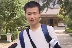 韦东奕18岁接受采访崩溃一幕：耿直回怼记者，母亲哭笑不得！视频封面