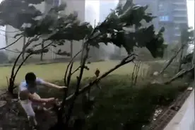 海口市民讲述台风"摩羯"登陆前景象：狂风吹掉玻璃门窗 楼体微晃视频封面