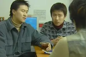 客人用假钱结账，收银员发现却不生气，反而将计就计，精彩视频封面