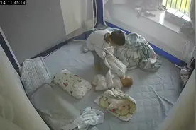 婴儿遭被子捂脸10余秒不断挣扎，4岁哥哥火速赶到帮忙扯开丢远视频封面