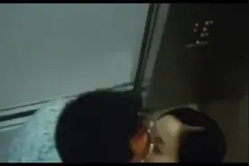 小情侣控制不住，在电梯里激情亲吻，保安却大饱眼福视频封面