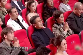 靠《军港之夜》爆的苏小明，60岁跨界当演员，现场感谢儿子儿媳
