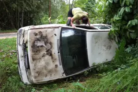 路边的一辆报废车，大姐发现后不但弄了回去，还自己动手修复上路