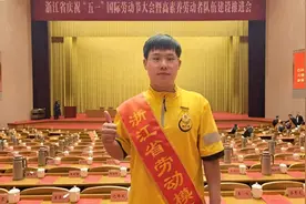 外卖小哥陪瘫痪女子吃饭多年直到女子离世，获评浙江省劳模视频封面