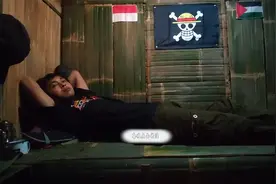 小伙进入丛林有绝技，动手建造出竹屋，下雨躲在里面美滋滋睡大觉