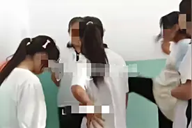 山西一初二女生遭4同学轮番掌掴、脚踹，教育局通报引质疑视频封面