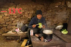冬季骑行西藏，害怕有狼借宿废弃小屋，还有柴火炉可以取暖做饭吃