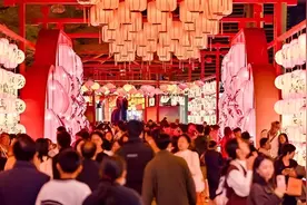 国办：鼓励将带薪年休假与传统节日等相结合 安排错峰休假视频封面