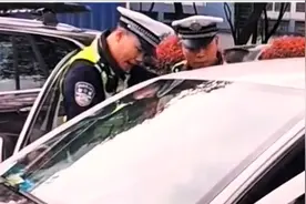 女子车内遭家暴街头大喊救命，交警出手制止，男子依旧十分嚣张