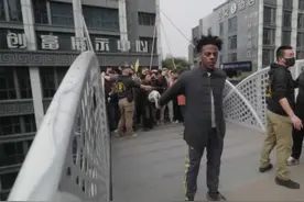 甲亢哥重庆魁星楼大秀绝技，标志性后空翻嗨翻网友视频封面