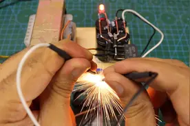 给闲置变压器接几个电容，就能低成本制作锂电池点焊机，涨知识了
