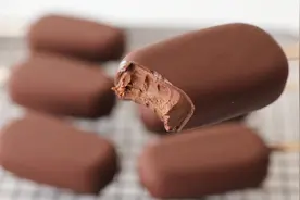 从来没见过这么简单美味的冰淇淋做法！只需 4 种食材巧克力雪糕视频封面