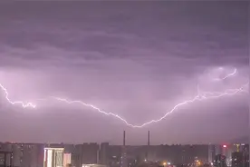 西安雷雨夜惊现条状不明飞行物，目击者：至少3条，像龙一样盘旋视频封面