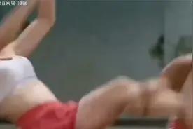 俩美女光顾打架，忘了自己穿裙子，丢人丢大了！女人打架爆笑系列视频封面