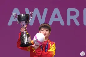 乒乓球世界杯颁奖仪式 孙颖莎捧得冠军奖杯视频封面