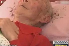 继父养大六儿女，如今卧病在床，小儿子细心照料其他人却置之不理视频封面